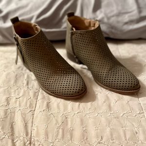 Green boots. EUC. Low heel. Zip closure.